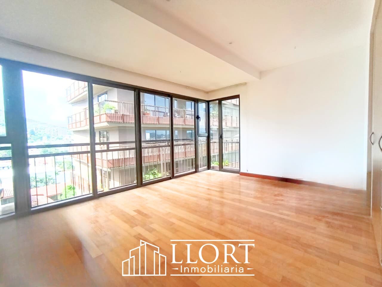 Apartamento RECIÉN REMODELADO CON LÍNEA BLANCA en Torre 105 Campestre - Vista 3